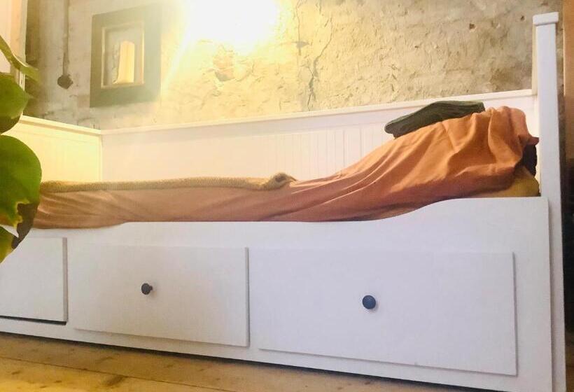 تختخواب و صبحانه Bookstor