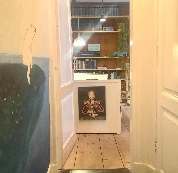 تختخواب و صبحانه Bookstor