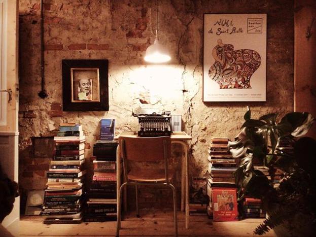 تختخواب و صبحانه Bookstor