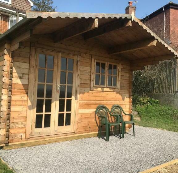 צימר Healing Waters Sanctuary For Exclusive Private Hire And Self Catering Board, Vegetarian, Alcohol & W