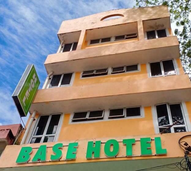 Отель Base