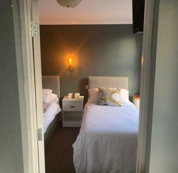 בית מלון כפרי The Royal Oak