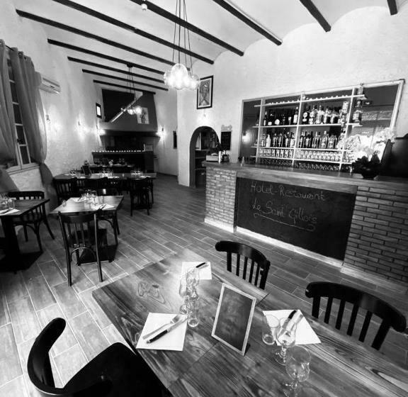 Отель Hôtel Restaurant Le Saint Gillois