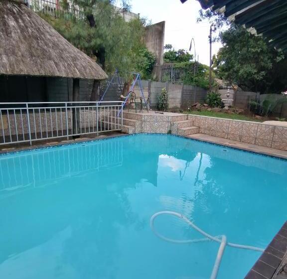 פנסיון Lytton Cresent B&b