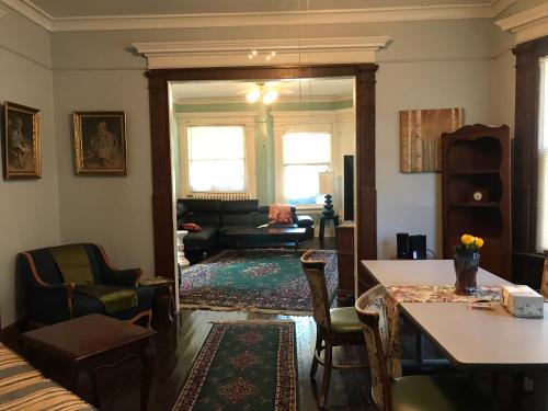 مبيت وإفطار 5 Star Victorian Mansion Downtown No Locals