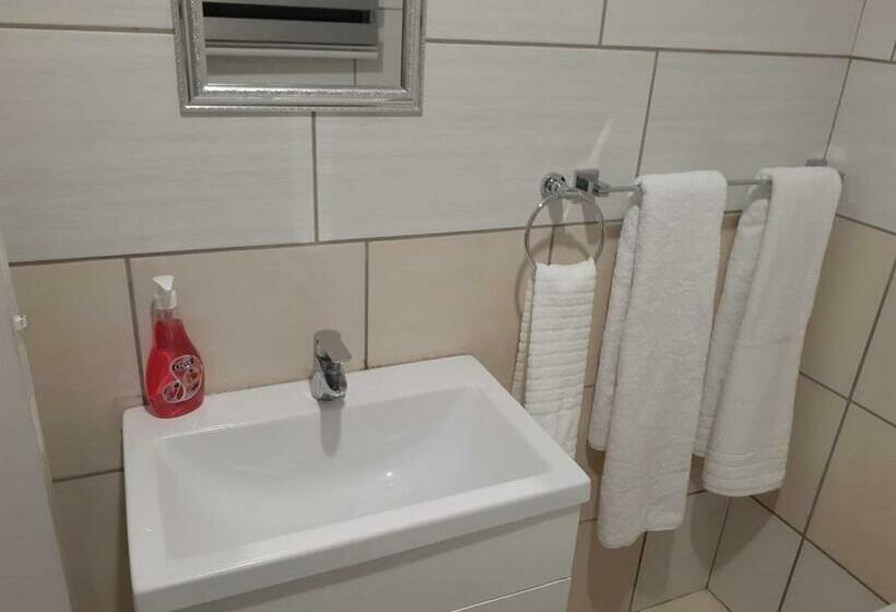 Bed and Breakfast Ekaya Palace Guest House