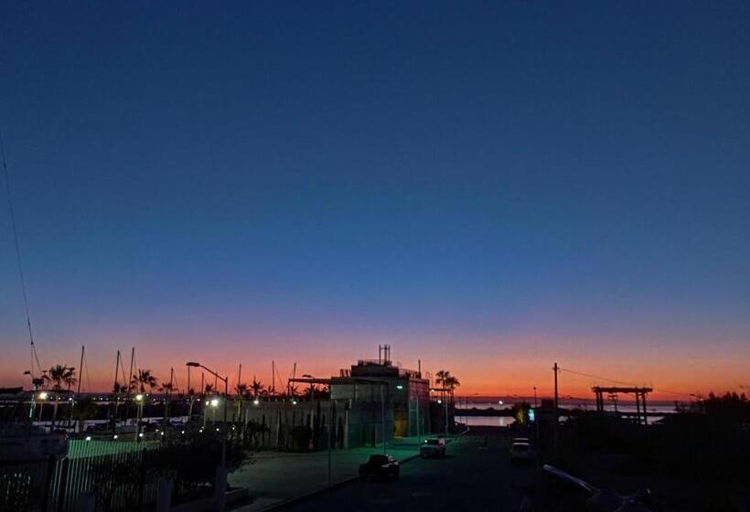 호텔 Marina Del Sol