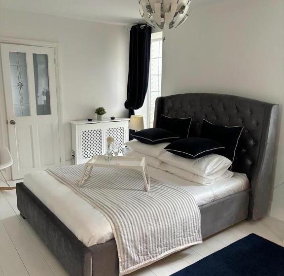 پانسیون Jurassic Hideaway