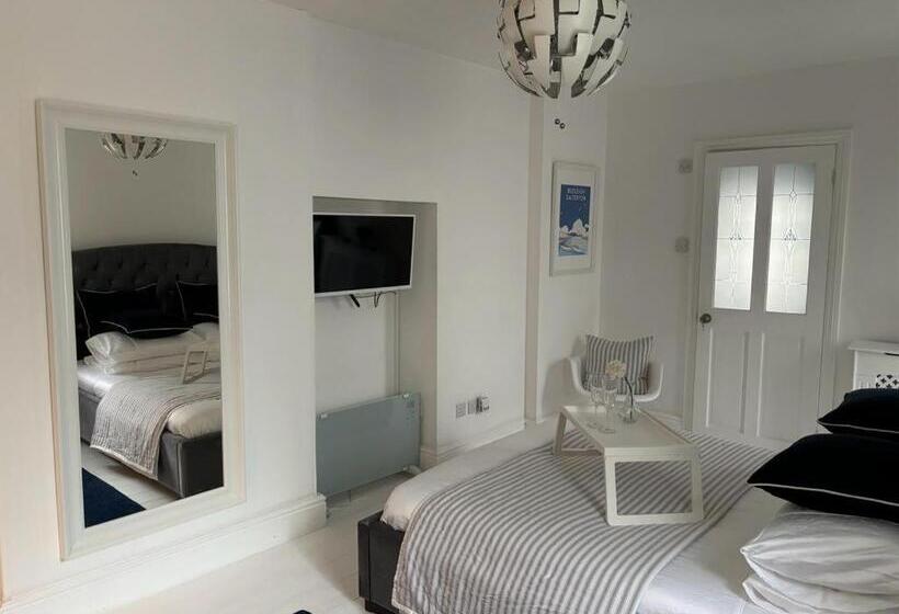 پانسیون Jurassic Hideaway