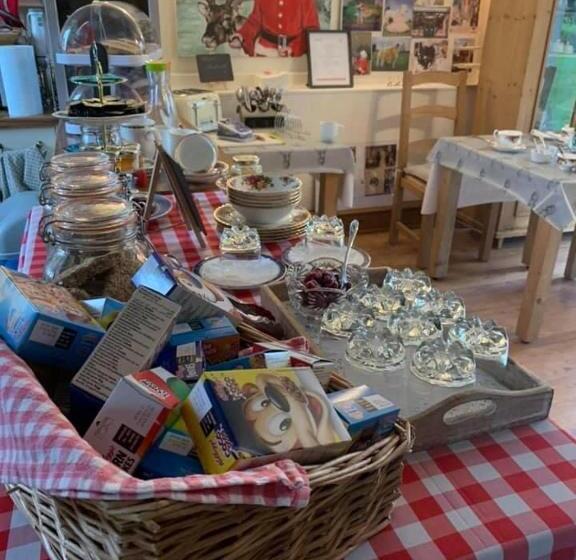 بنسيون The Reindeer Retreat Buttercup Twin