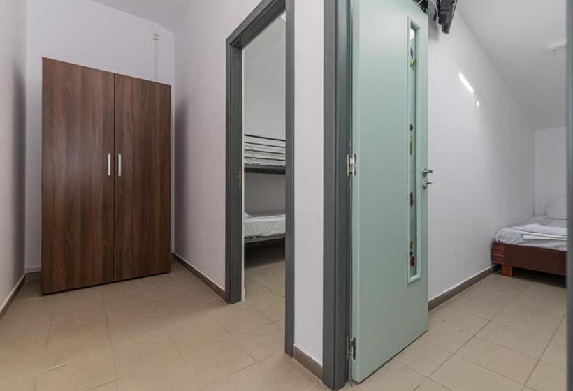 Hostel Ghimbav Airport