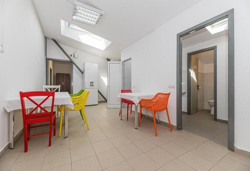 Hostel Ghimbav Airport