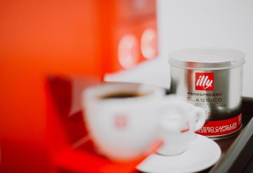 Отель The Square