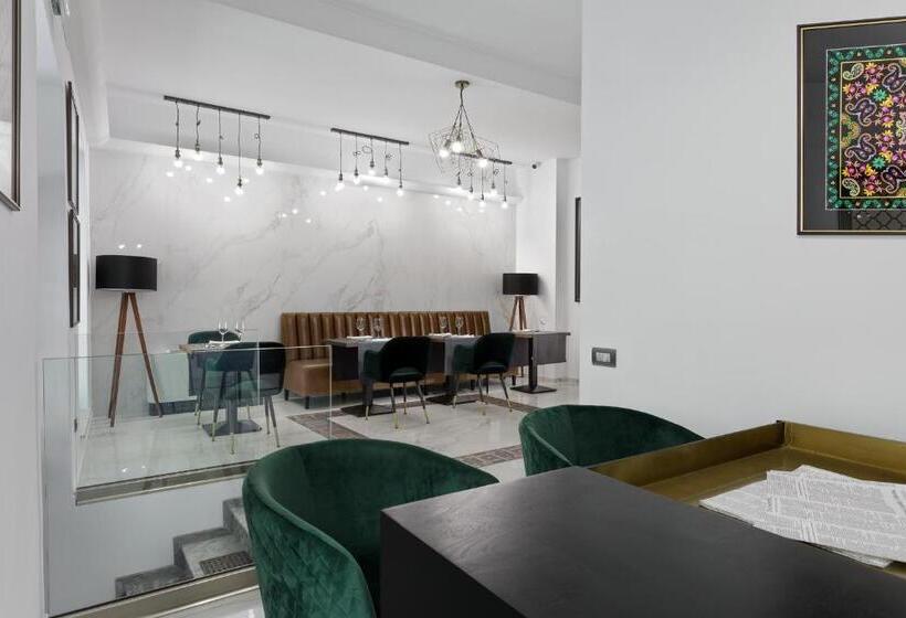 Отель The Square