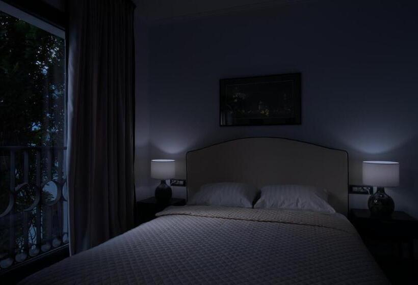 Отель The Square