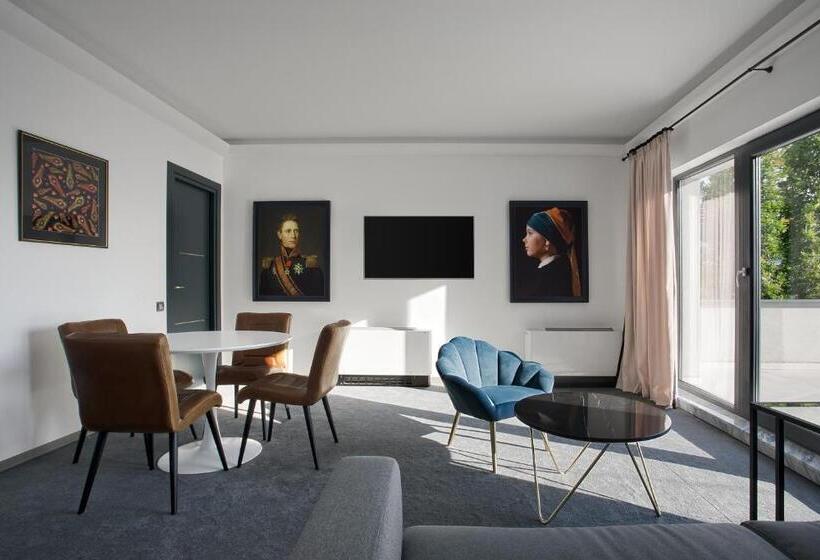 Отель The Square