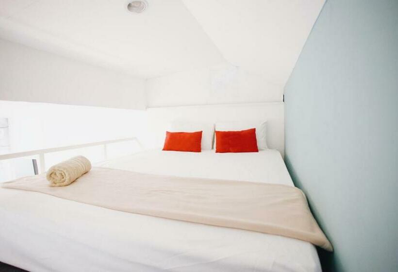 بنسيون De Container Guest House