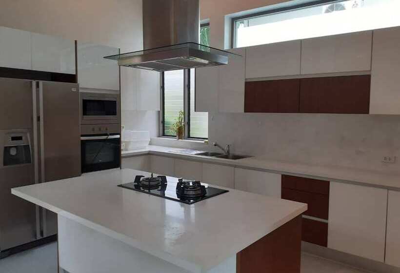 בית מלון כפרי Areeca Mahogany Zone