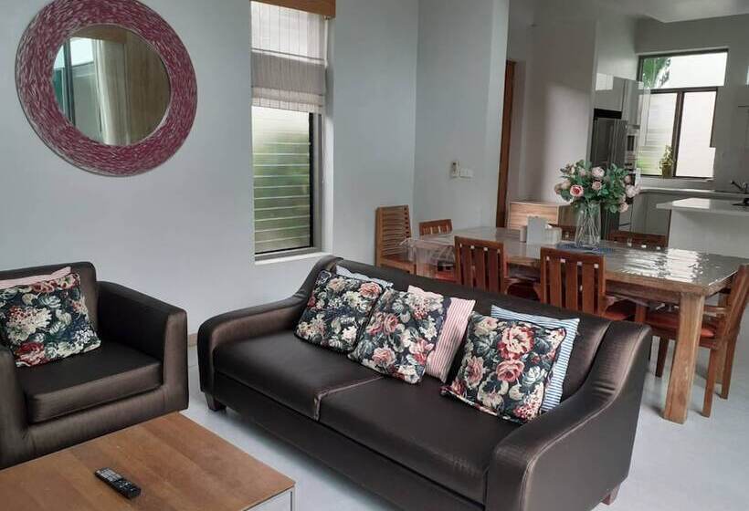 בית מלון כפרי Areeca Mahogany Zone