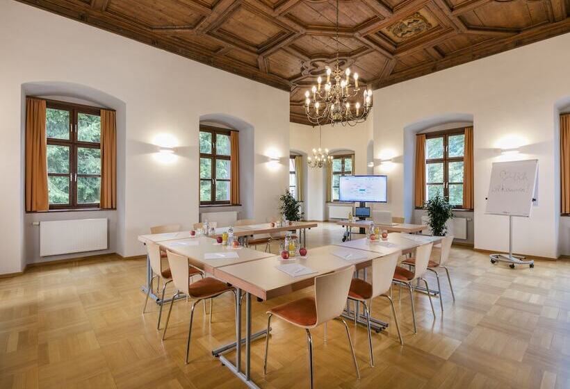 فندق صغير Jufa Hotel Schloss Röthelstein