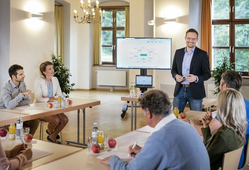 הוסטל Jufa Hotel Schloss Röthelstein