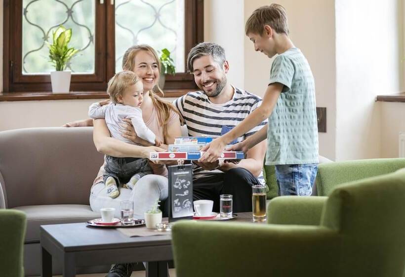 فندق صغير Jufa Hotel Schloss Röthelstein