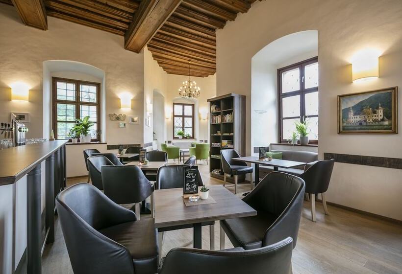 فندق صغير Jufa Hotel Schloss Röthelstein