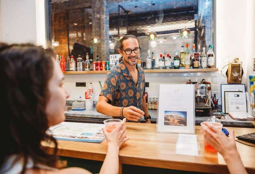 簡易ホテル Athens Backpackers