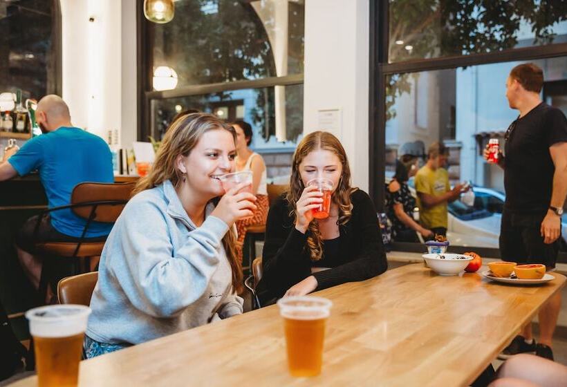 簡易ホテル Athens Backpackers