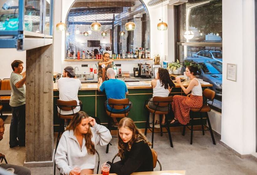 簡易ホテル Athens Backpackers