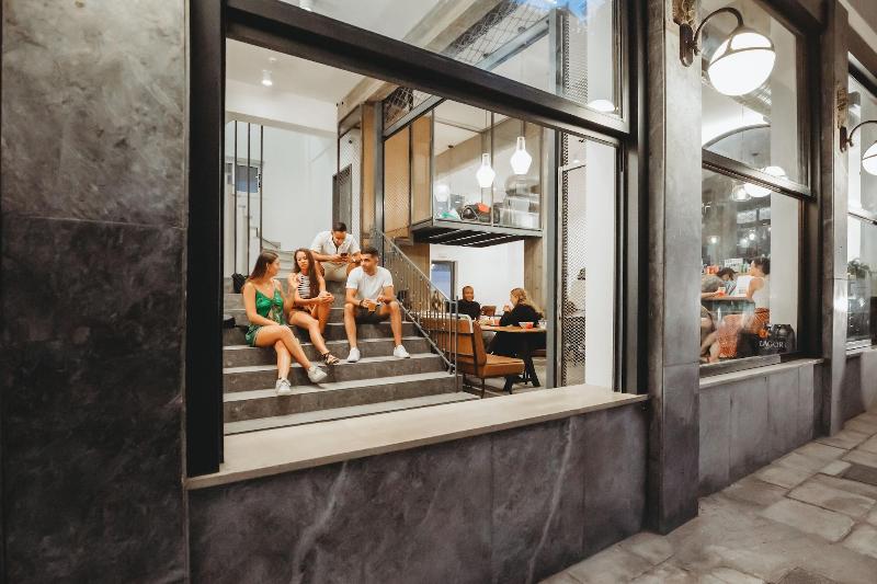 簡易ホテル Athens Backpackers