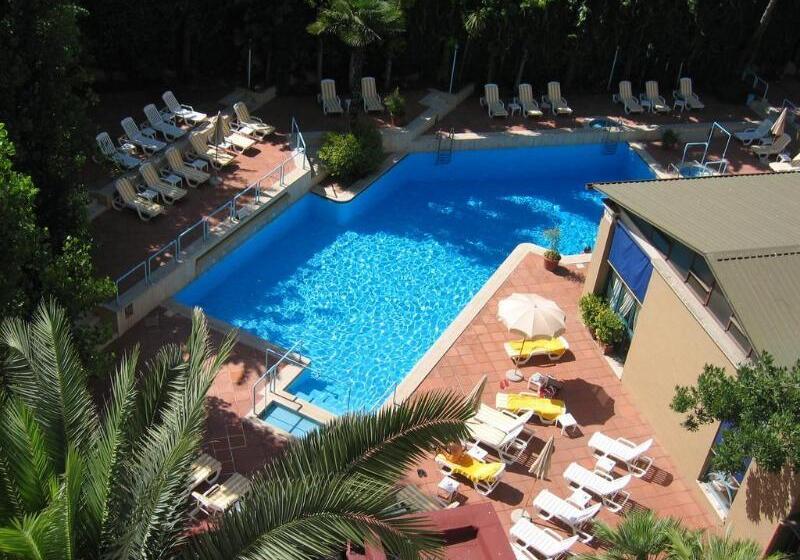 בית מלון כפרי Aldrovandi Residence City Suites