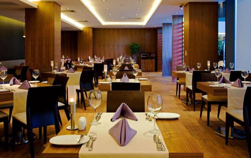 בית מלון כפרי Crowne Plaza Istanbul Harbiye, An Ihg