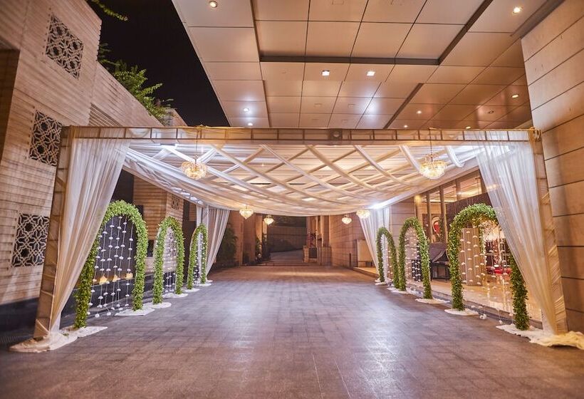 Отель Crowne Plaza New Delhi Rohini, An Ihg