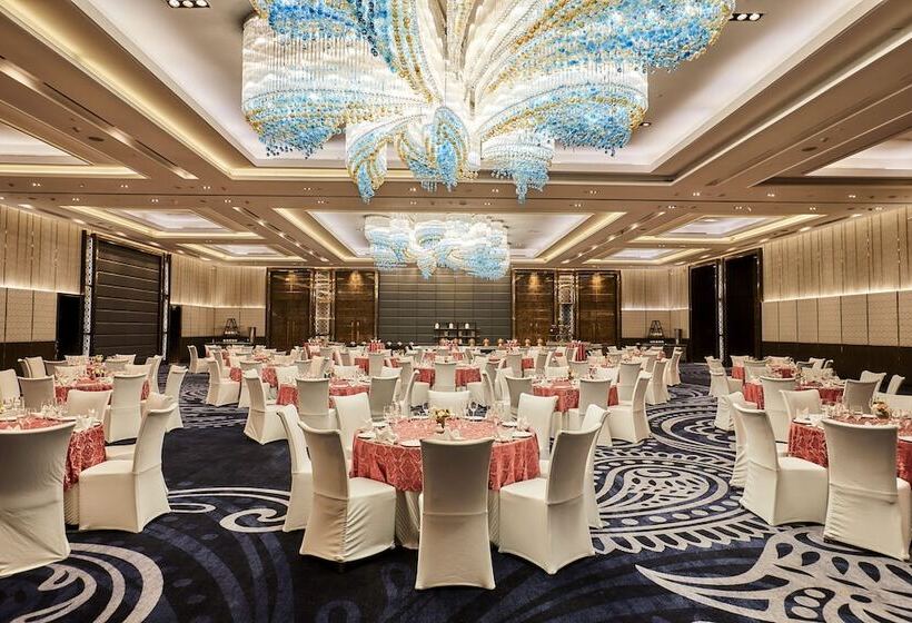 Отель Crowne Plaza New Delhi Rohini, An Ihg