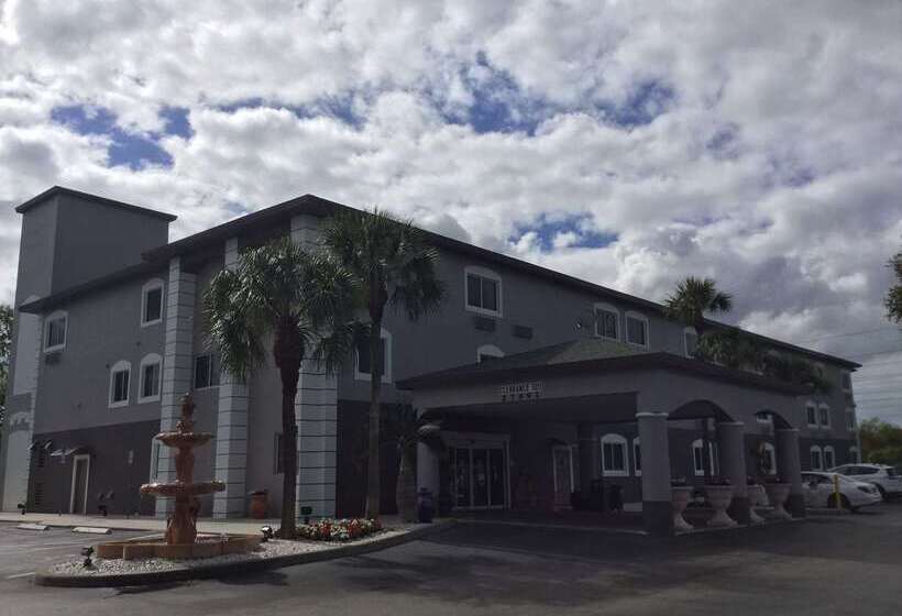 فندق Days Inn & Suites By Wyndham Bonita Springs North Naples