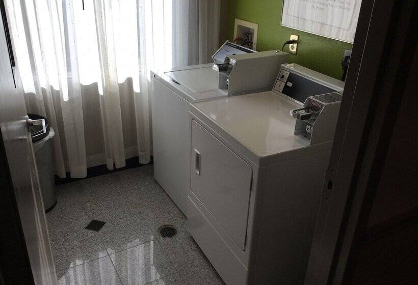 فندق Days Inn & Suites By Wyndham Bonita Springs North Naples