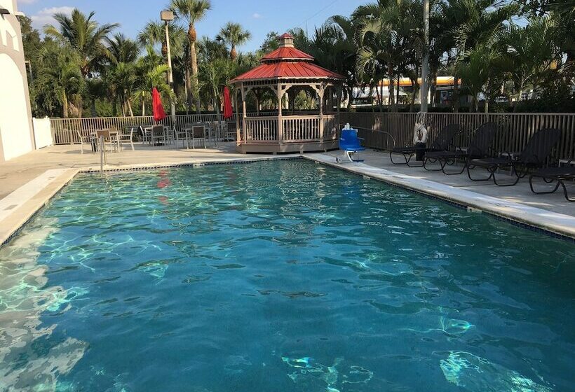 فندق Days Inn & Suites By Wyndham Bonita Springs North Naples