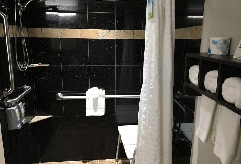 فندق Days Inn & Suites By Wyndham Bonita Springs North Naples