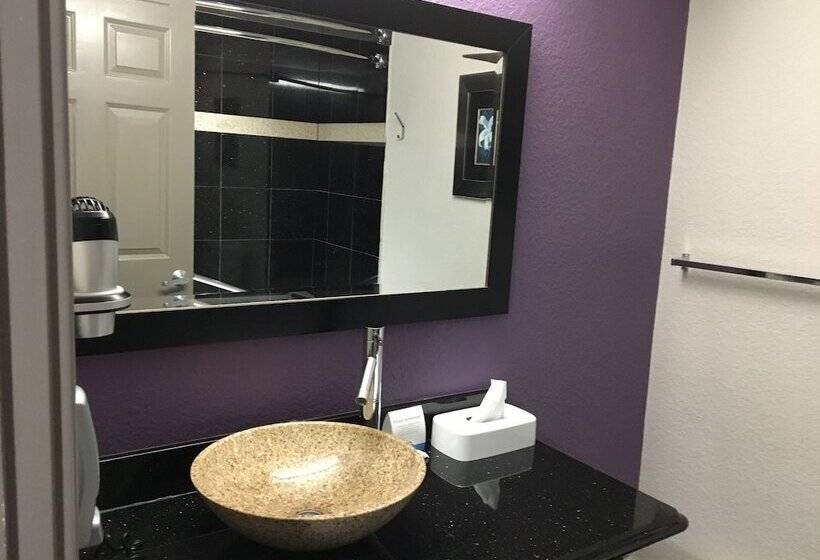 فندق Days Inn & Suites By Wyndham Bonita Springs North Naples