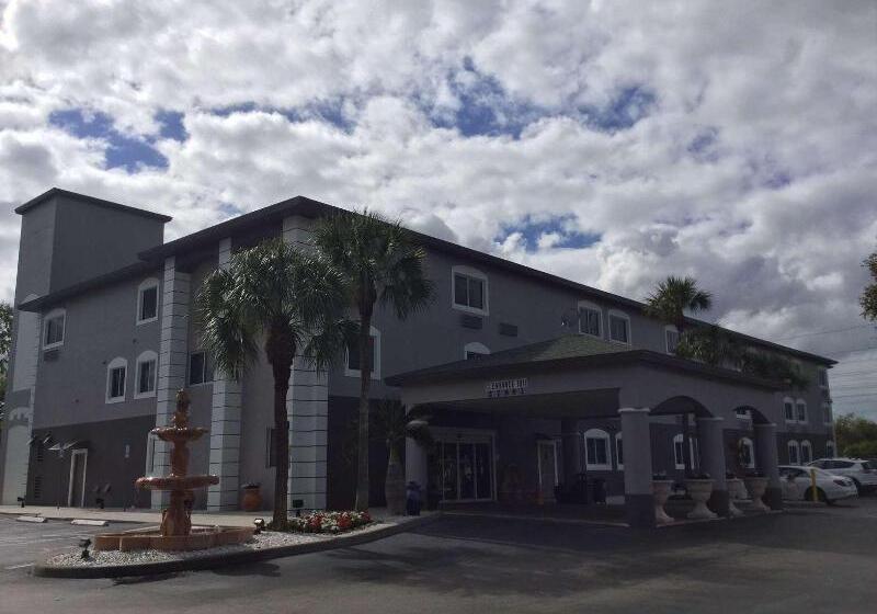 فندق Days Inn & Suites By Wyndham Bonita Springs North Naples