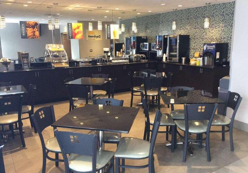 فندق Days Inn & Suites By Wyndham Bonita Springs North Naples