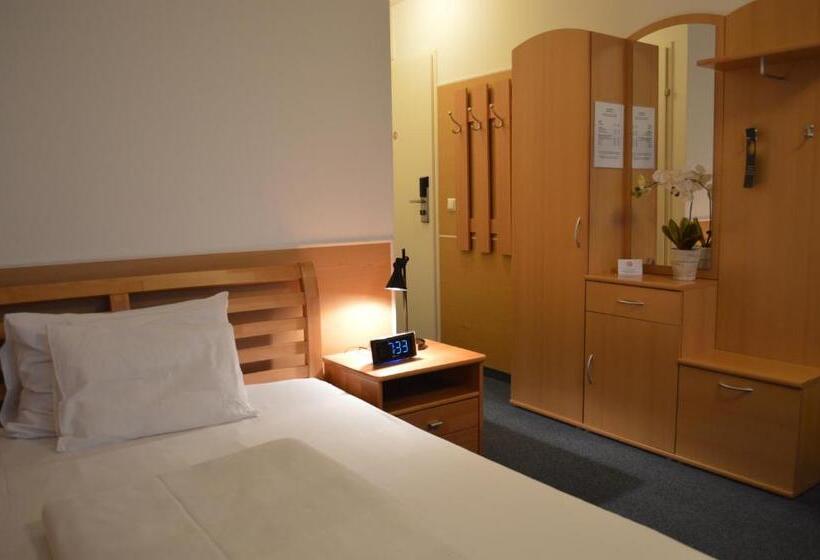 هتل Donaustadt Kagran   At Metro U1