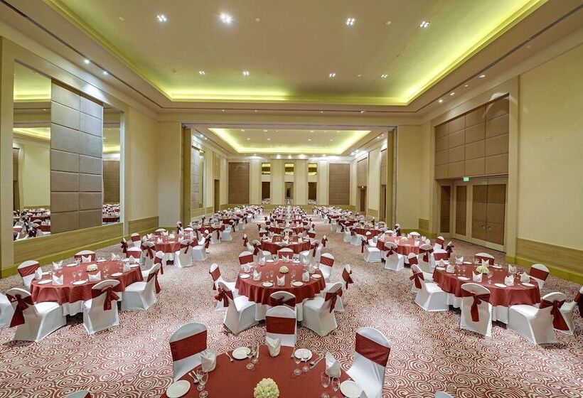 Отель Radisson Blu Bengaluru Outer Ring Road