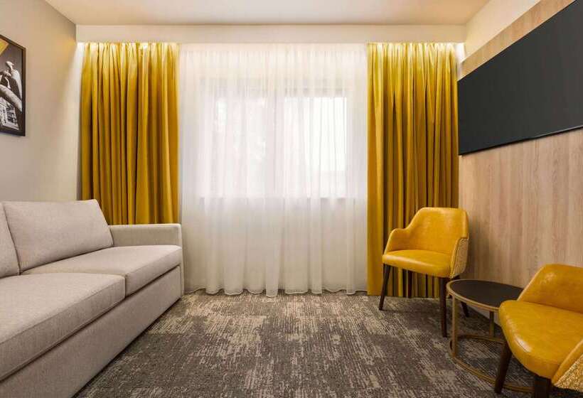 Отель Super 8 By Wyndham Chester East