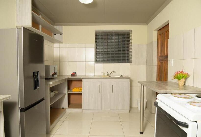 פנסיון Alice@ Lloyd Guesthouse