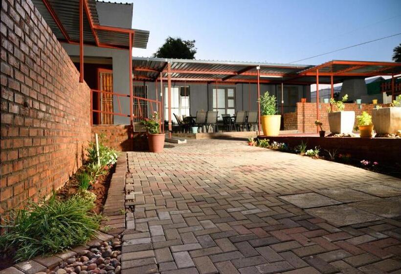 פנסיון Alice@ Lloyd Guesthouse