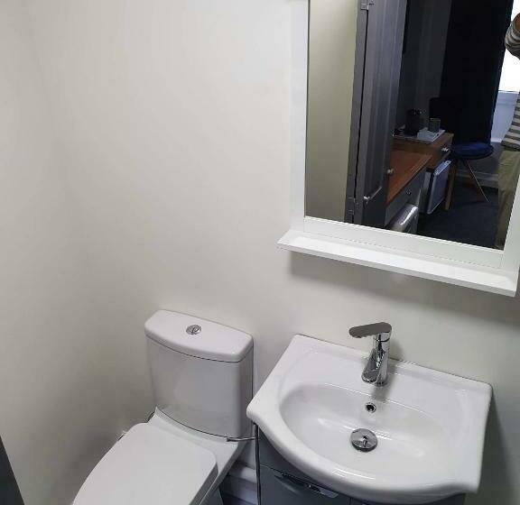 فندق صغير Red Lion Rooms   Self Check In