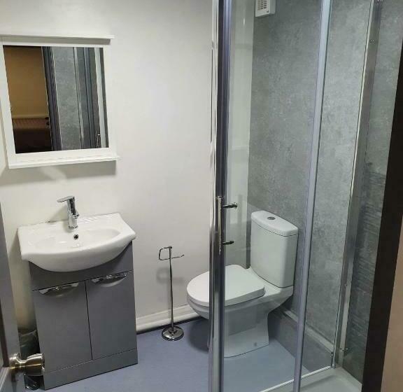 فندق صغير Red Lion Rooms   Self Check In