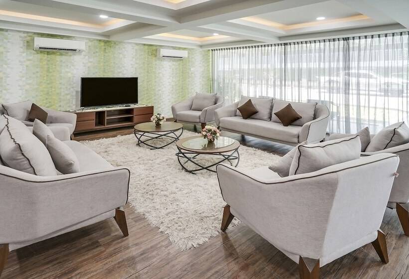 Отель Capital O 90490 Zaques